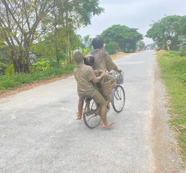 Kẹt đầu, lội ruộng bắt đỉa, &apos;khối nghỉ hè&apos; khiến ông bà, bố mẹ muốn &apos;tiền đình&apos; ảnh 2