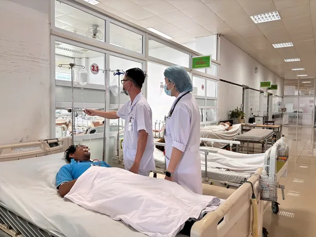 Cấp cứu 8 người ngộ độc sau khi ăn lẩu ảnh 1