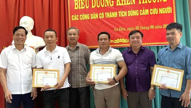 Dũng cảm cứu người đuối nước, 3 người dân ở Quảng Trị được khen thưởng ảnh 1