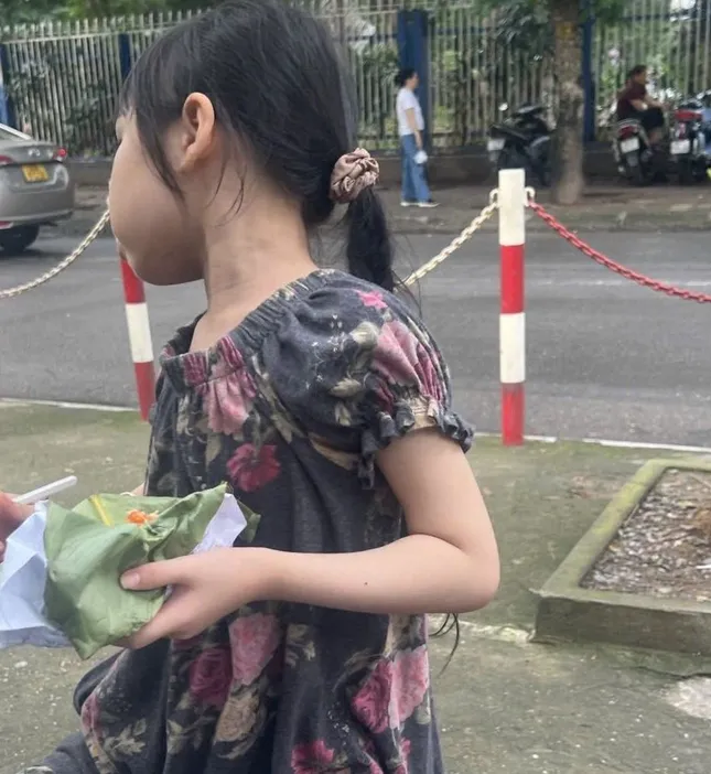 Nam sinh &apos;vất vả nhất kỳ thi lớp 10&apos;, đưa em gái đến điểm thi nhờ người trông hộ ảnh 2