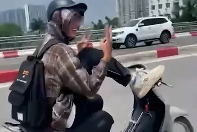 Clip nam thanh niên dùng chân lái xe, phóng vun vút trên đường Hà Nội ảnh 2