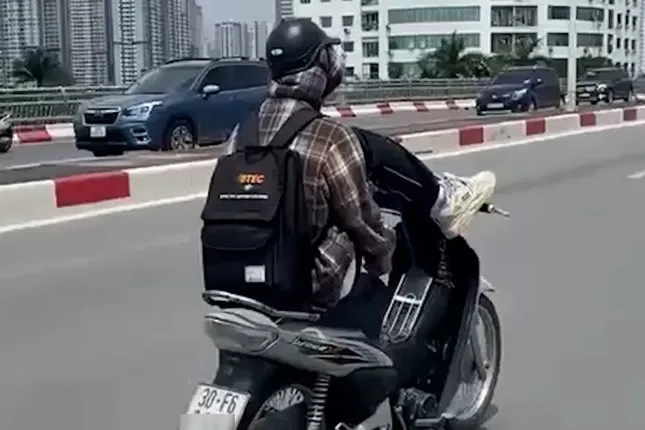 Clip nam thanh niên dùng chân lái xe, phóng vun vút trên đường Hà Nội ảnh 1