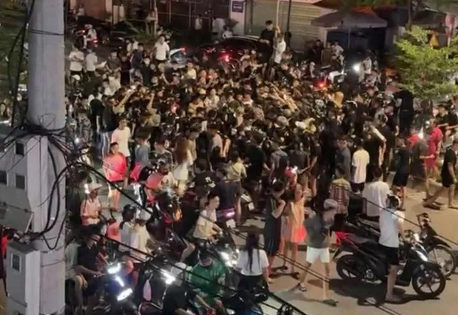 Hàng trăm 'quái xế' tụ tập, la hét náo loạn cả tuyến phố trung tâm Hải Phòng ảnh 1