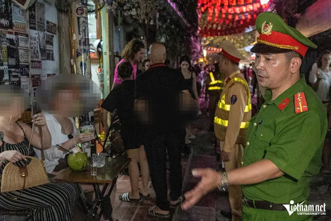 Diễn biến nóng tại phố cà phê đường tàu trong đêm sau vụ khách suýt bị tàu hỏa cán ảnh 1