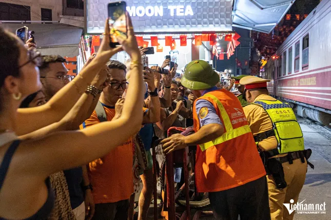 Diễn biến nóng tại phố cà phê đường tàu trong đêm sau vụ khách suýt bị tàu hỏa cán ảnh 2