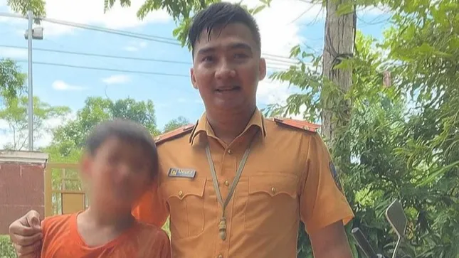 Thượng úy công an bơi giữa dòng nước lũ cứu bé trai ảnh 1