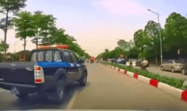 Xác minh ô tô biển xanh liên tục 'tạt đầu', chửi bới tài xế xe khác trên đường ảnh 1