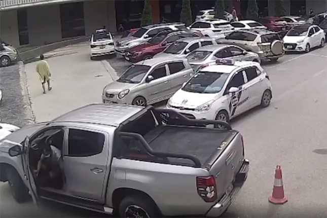 Ô tô bất ngờ lùi cán qua người phụ nữ đi bộ trong bệnh viện ở Hà Nội ảnh 1