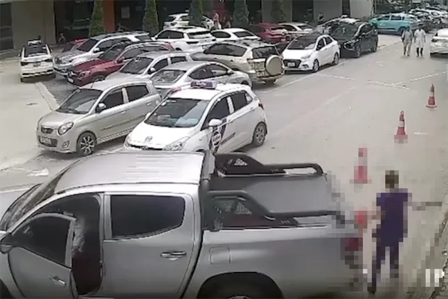 Ô tô bất ngờ lùi cán qua người phụ nữ đi bộ trong bệnh viện ở Hà Nội ảnh 2