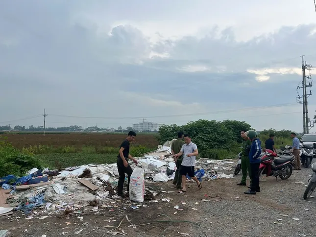 Hàng ngàn thỏi son bị vứt bỏ ven đường Hà Nội, nhiều người mang bao tải, túi tới nhặt ảnh 4