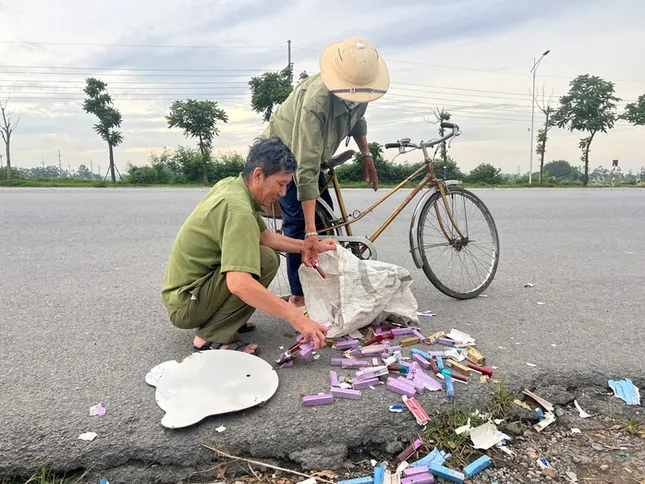 Hàng ngàn thỏi son bị vứt bỏ ven đường Hà Nội, nhiều người mang bao tải, túi tới nhặt ảnh 2