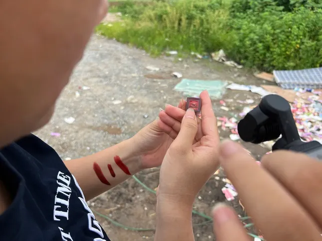 Hàng ngàn thỏi son bị vứt bỏ ven đường Hà Nội, nhiều người mang bao tải, túi tới nhặt ảnh 3