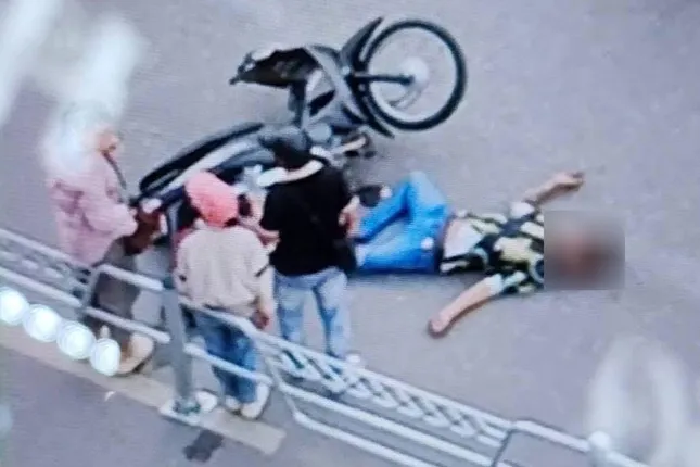 Đâm thẳng vào rào phân làn mới dựng ở Hà Nội, tài xế bị chấn thương sọ não ảnh 1