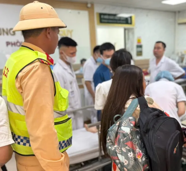 CSGT dùng xe đặc chủng đưa bé gái co giật trên cao tốc đến bệnh viện ảnh 1