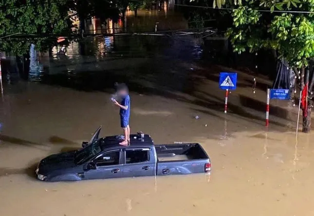 Thái Nguyên ngập nặng, ô tô chìm trong biển nước ảnh 1
