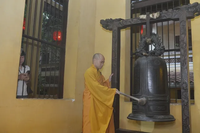 Video: Chuông ngân vang tại chùa Quán Sứ sáng 1/7, cầu quốc thái dân an ảnh 1