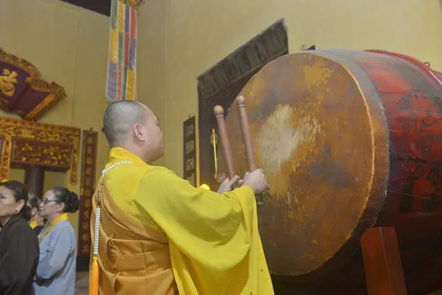 Video: Chuông ngân vang tại chùa Quán Sứ sáng 1/7, cầu quốc thái dân an ảnh 2