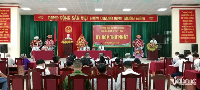 Cán bộ Hà Nội đi đò đến xã đảo trong ngày đầu vận hành chính quyền 2 cấp ảnh 1