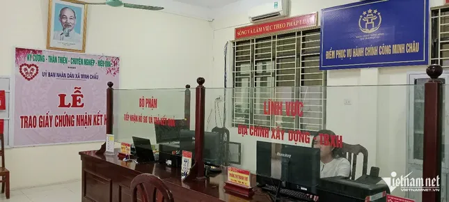 Cán bộ Hà Nội đi đò đến xã đảo trong ngày đầu vận hành chính quyền 2 cấp ảnh 2