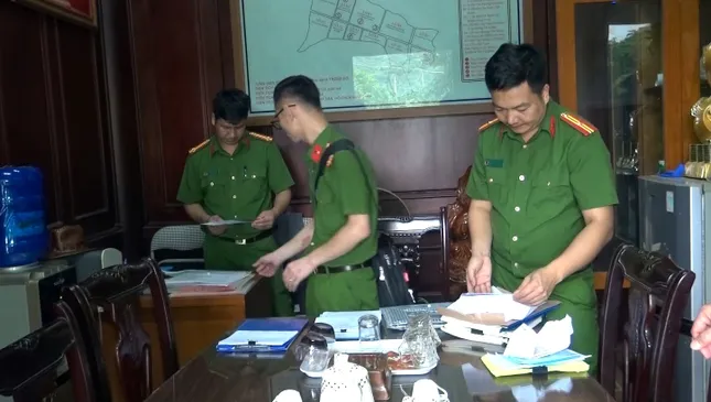 Thu giữ nhiều tài liệu ở trang trại của trùm giang hồ Vi 'ngộ' ảnh 3