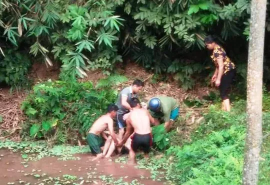 Người đàn ông đột tử khi xuống ao tắm dưới trời nắng nóng gay gắt ảnh 1