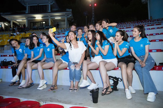 Đạo diễn Hoàng Nhật Nam vừa bế con, vừa chỉ đạo tổng duyệt Miss World Việt Nam ảnh 4