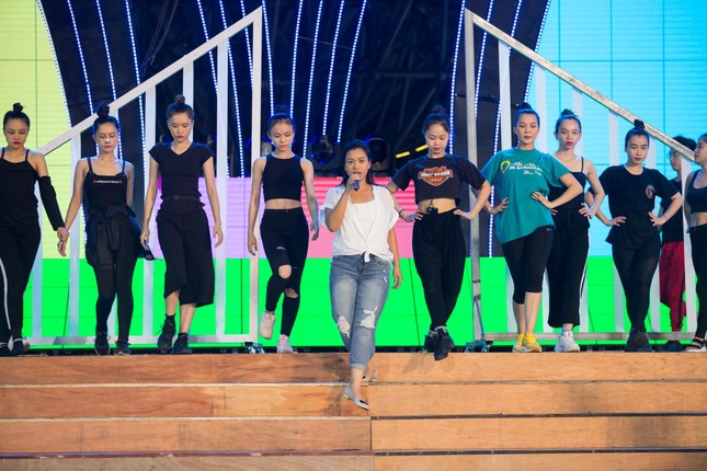 Đạo diễn Hoàng Nhật Nam vừa bế con, vừa chỉ đạo tổng duyệt Miss World Việt Nam ảnh 3