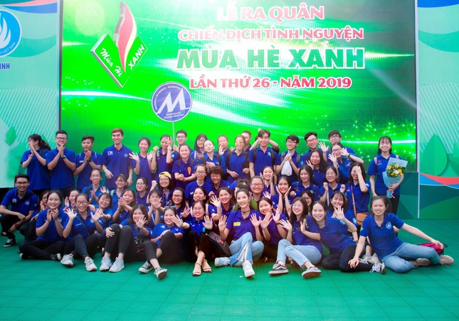 Một ngày làm sạch môi trường cùng á hậu Hoàng Thùy ảnh 1