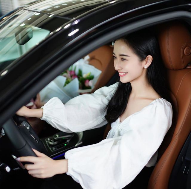 Những hot girl nổi tiếng tự sắm nhà, tậu xe khi còn rất trẻ ảnh 8