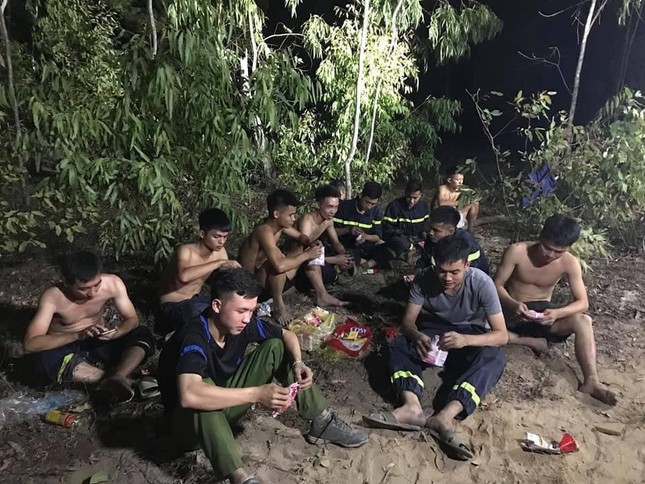 Biển lửa cháy rừng chưa ngớt, Hà Tĩnh sẵn sàng di dân trong đêm nay ảnh 7