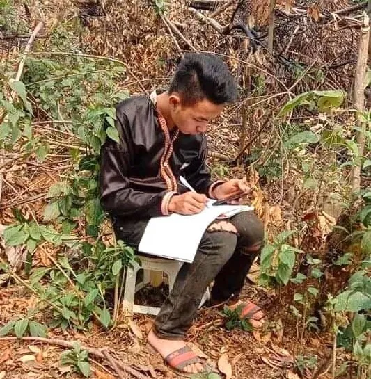 Học sinh vùng cao Việt Bắc kê cuốc ngồi giữa nương ngô học trực tuyến ảnh 4