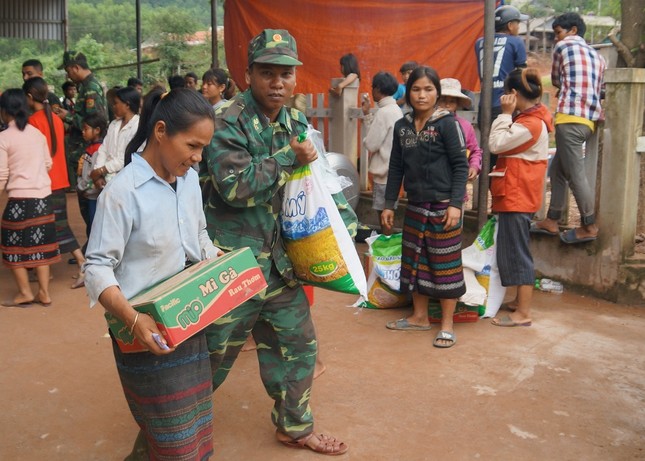Người Vân Kiều ở vùng lũ: 'Đói lắm, chỉ biết ăn mỳ tôm bộ đội cho' ảnh 6