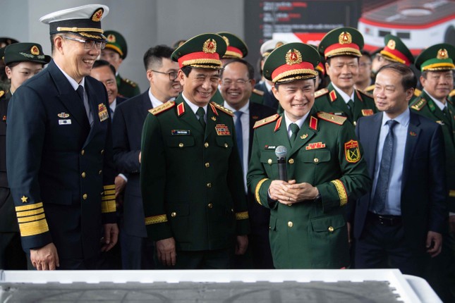 Bộ trưởng Quốc phòng Trung Quốc thăm công viên Logistics Viettel ảnh 1