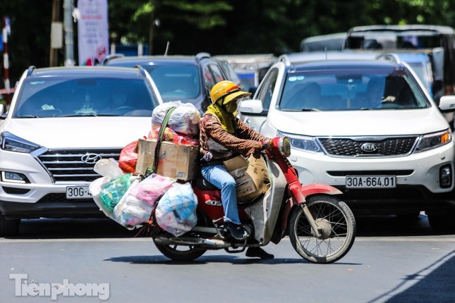 Hà Nội nóng ít ngày nhưng 'cháy da, cháy thịt' ảnh 1