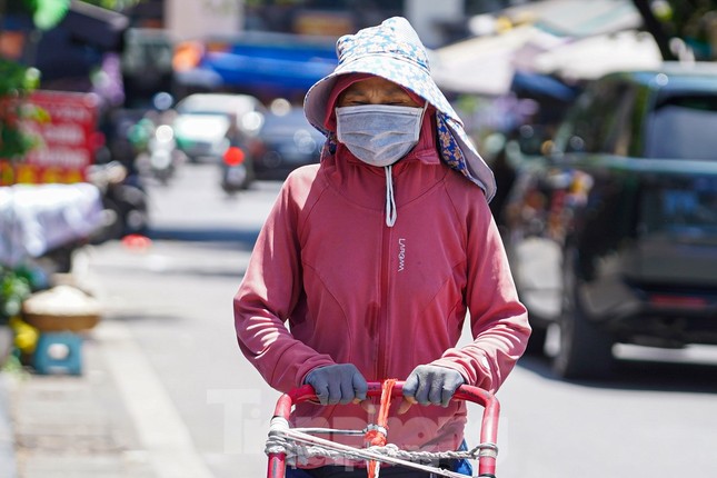 Miền Bắc nắng nóng trên 40 độ trước khi chuyển mưa dông ảnh 1