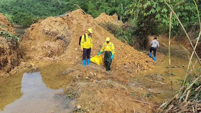 Chuyên gia xuyên đêm xử lý ô nhiễm đầu nguồn nước sông Đà ảnh 2