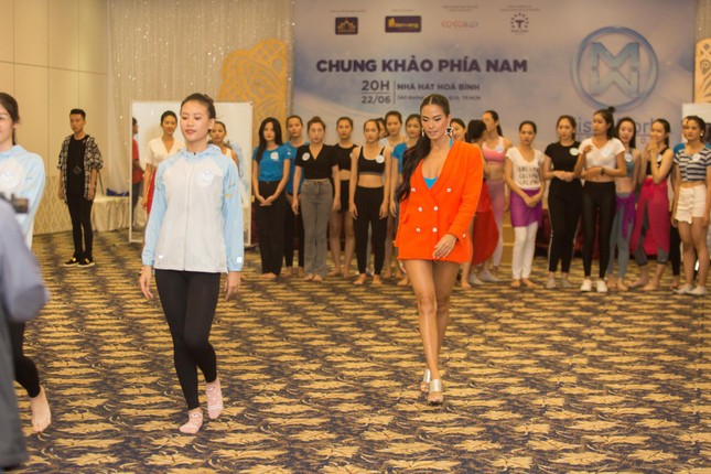 Siêu mẫu Như Vân mặc gợi cảm, hướng dẫn catwalk cho thí sinh Miss World VN ảnh 2