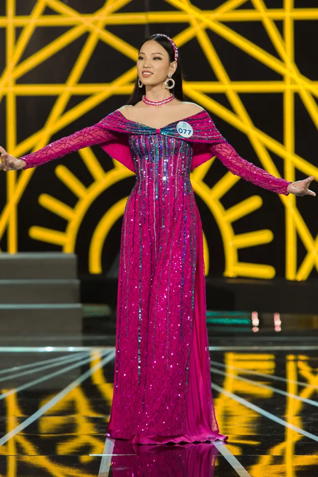 Thí sinh Chung khảo Miss World Việt Nam khoe hình thể với áo dài cách điệu ảnh 2