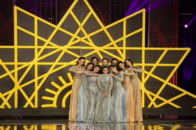 Thí sinh Chung khảo Miss World Việt Nam khoe hình thể với áo dài cách điệu ảnh 1