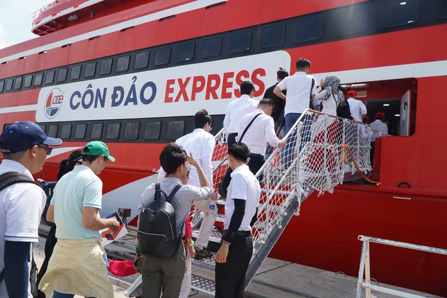 Tăng chuyến tàu cao tốc và máy bay đến Côn Đảo dịp lễ 30/4 ảnh 1