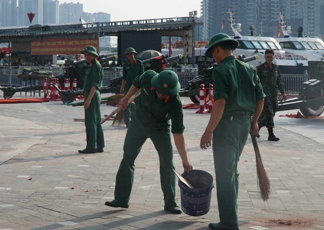 Người dân đổ dồn về trung tâm TPHCM trước chính lễ 30/4 ảnh 9