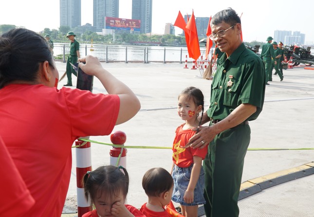 Người dân đổ dồn về trung tâm TPHCM trước chính lễ 30/4 ảnh 10