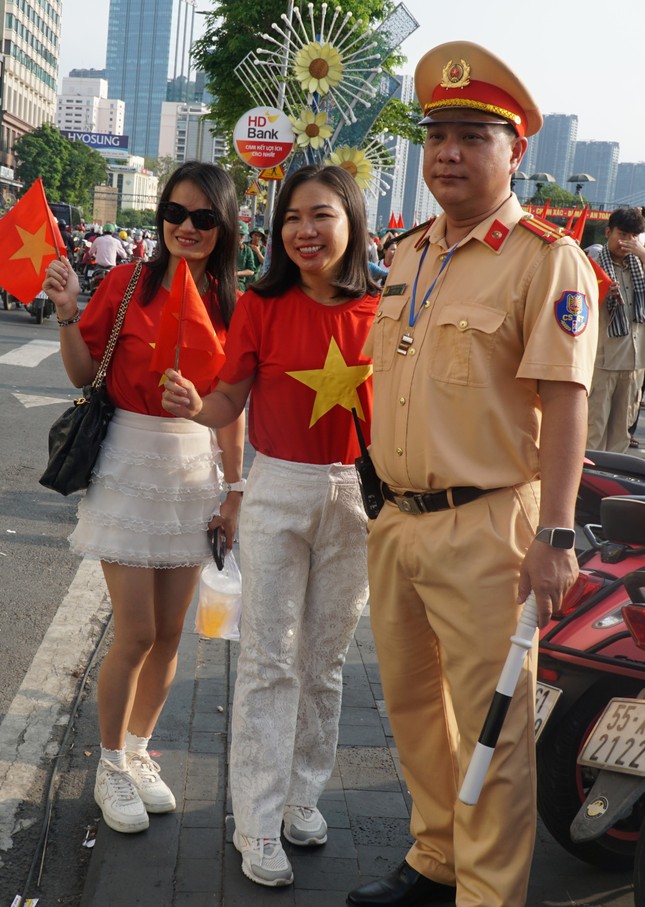 Người dân đổ dồn về trung tâm TPHCM trước chính lễ 30/4 ảnh 11