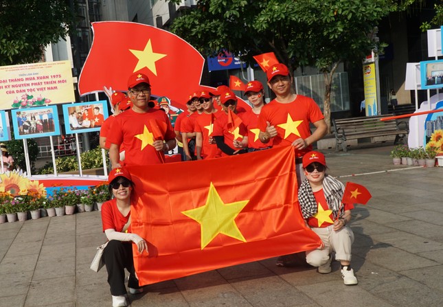 Người dân đổ dồn về trung tâm TPHCM trước chính lễ 30/4 ảnh 12