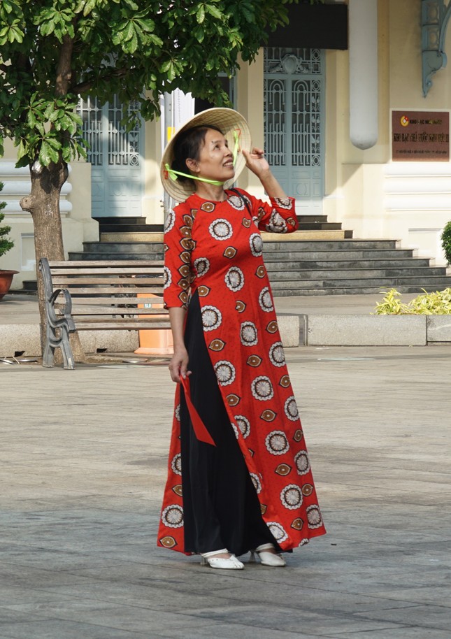 Người dân đổ dồn về trung tâm TPHCM trước chính lễ 30/4 ảnh 14