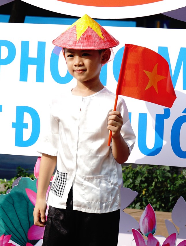 Người dân đổ dồn về trung tâm TPHCM trước chính lễ 30/4 ảnh 15
