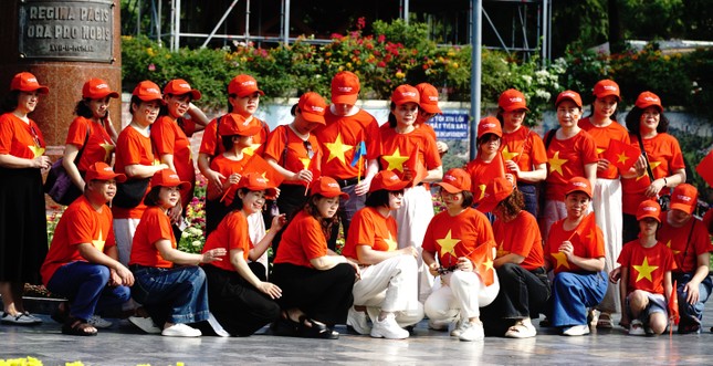 Người dân đổ dồn về trung tâm TPHCM trước chính lễ 30/4 ảnh 16