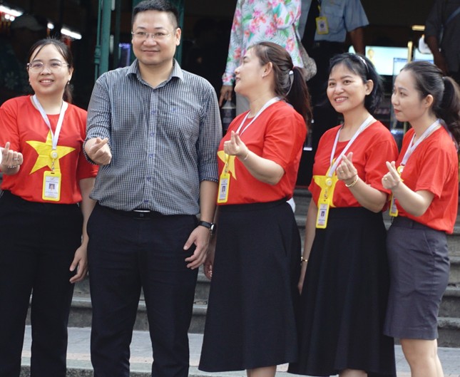 Người dân đổ dồn về trung tâm TPHCM trước chính lễ 30/4 ảnh 17