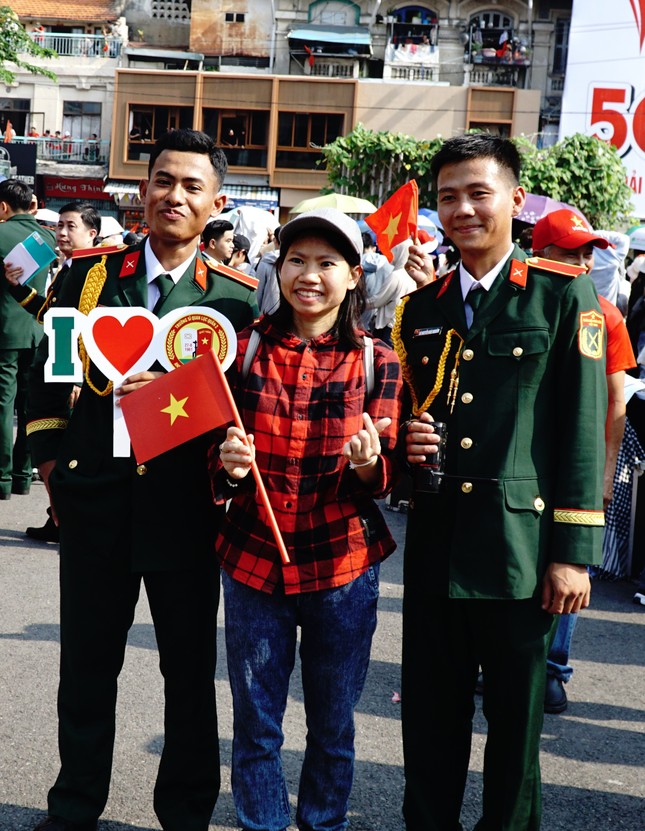 Du khách yêu thích, chấm điểm dàn &apos;lính mẫu&apos; ở đại lễ 30/4 ảnh 13