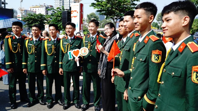 Du khách yêu thích, chấm điểm dàn &apos;lính mẫu&apos; ở đại lễ 30/4 ảnh 11